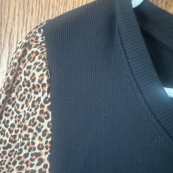 NWT DKNY Blouse Like Long Sleeves Thin Stretchy Sweater Cheetah Print Large - Picture 4 of 8